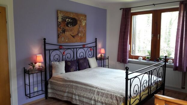 Unteres Zimmer mit großem Doppelbett