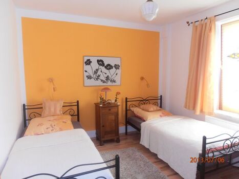 Schlafzimmer mit 2 Einzelbetten unten