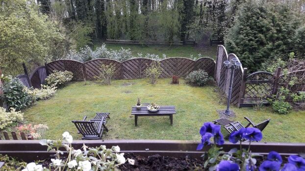 Blick vom Balkon in den Garten