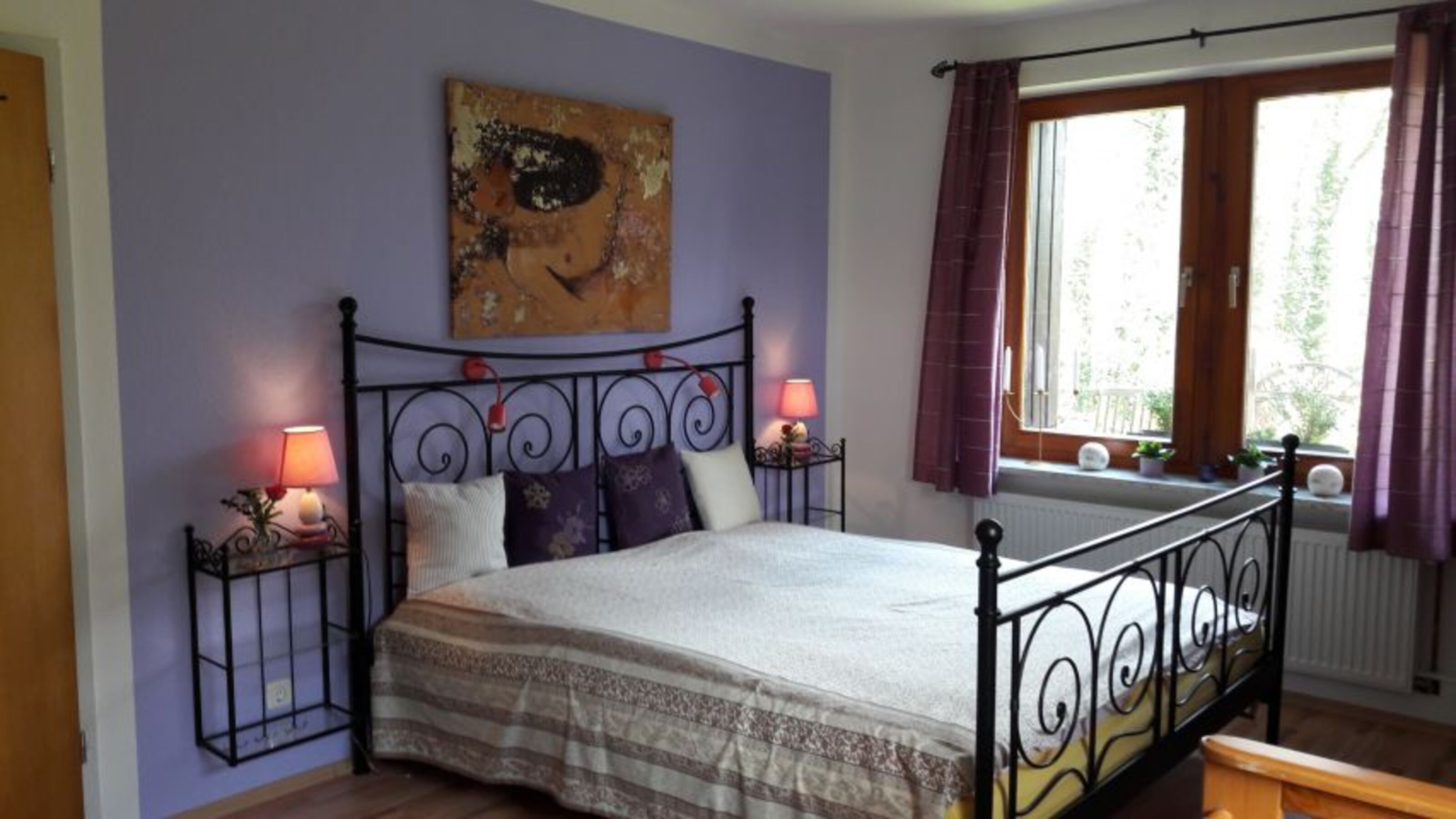 Unteres Zimmer mit großem Doppelbett