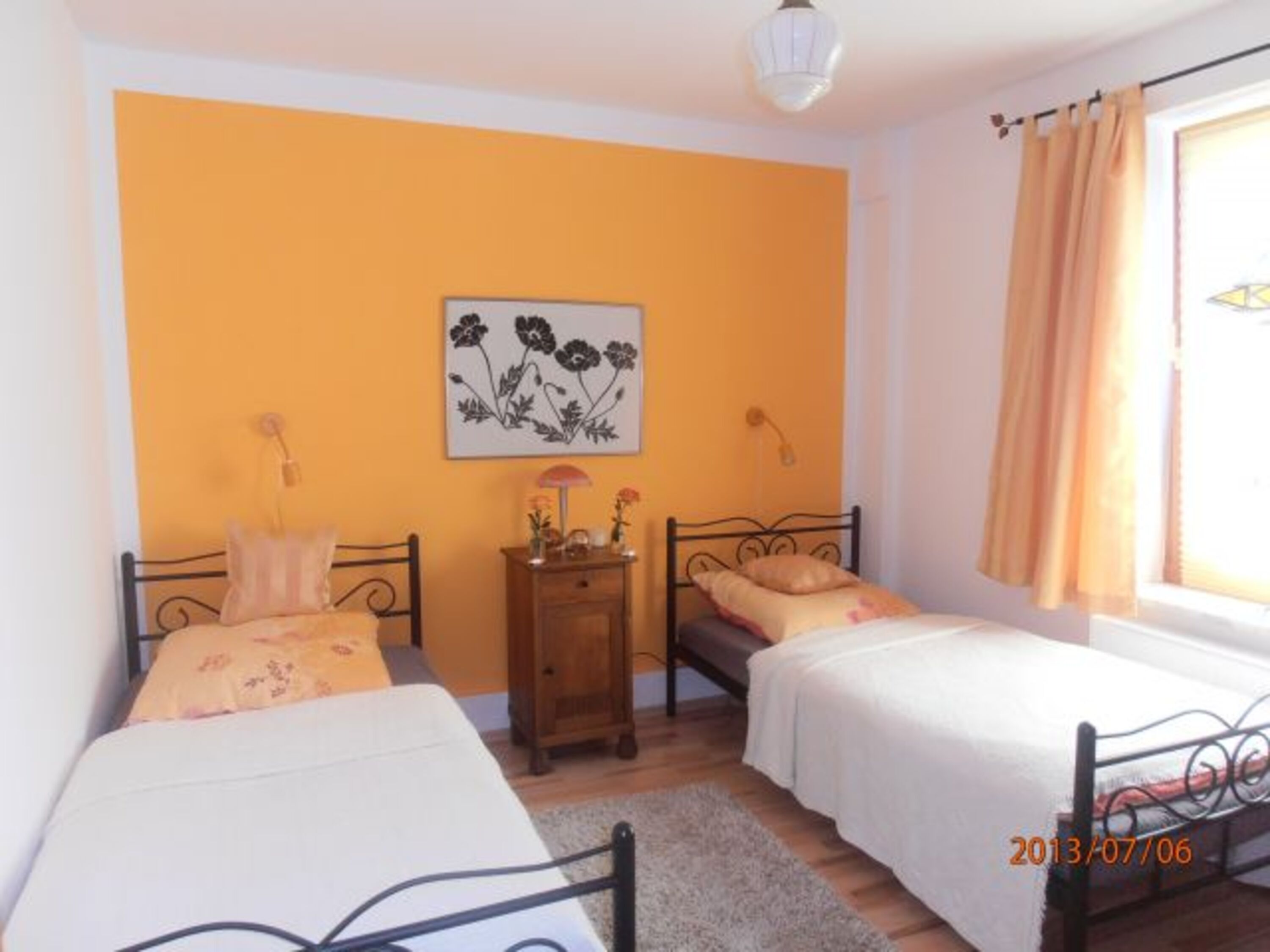 Schlafzimmer mit 2 Einzelbetten unten