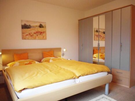 Helles, geräumiges Schlafzimmer