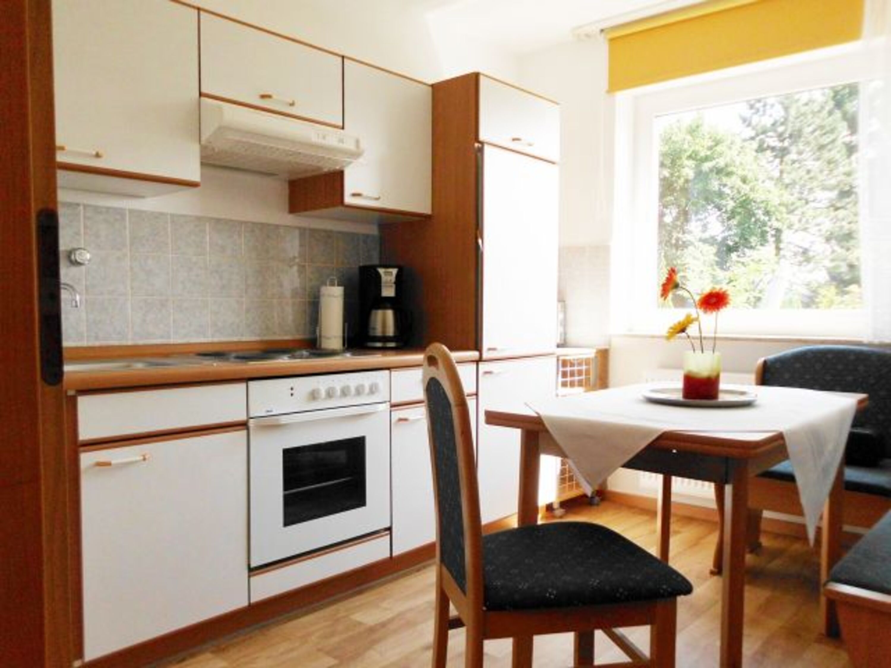 Moderne Küche mit Essecke