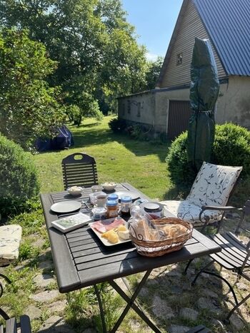 Blick über die Terrasse im Mai