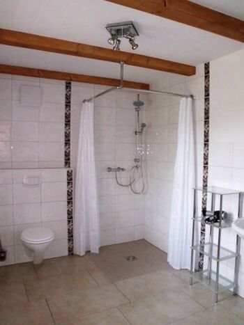 Badezimmer mit Dusche im Erdgeschoss