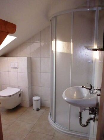 Weiteres Bad mit Dusche im Obergeschoss