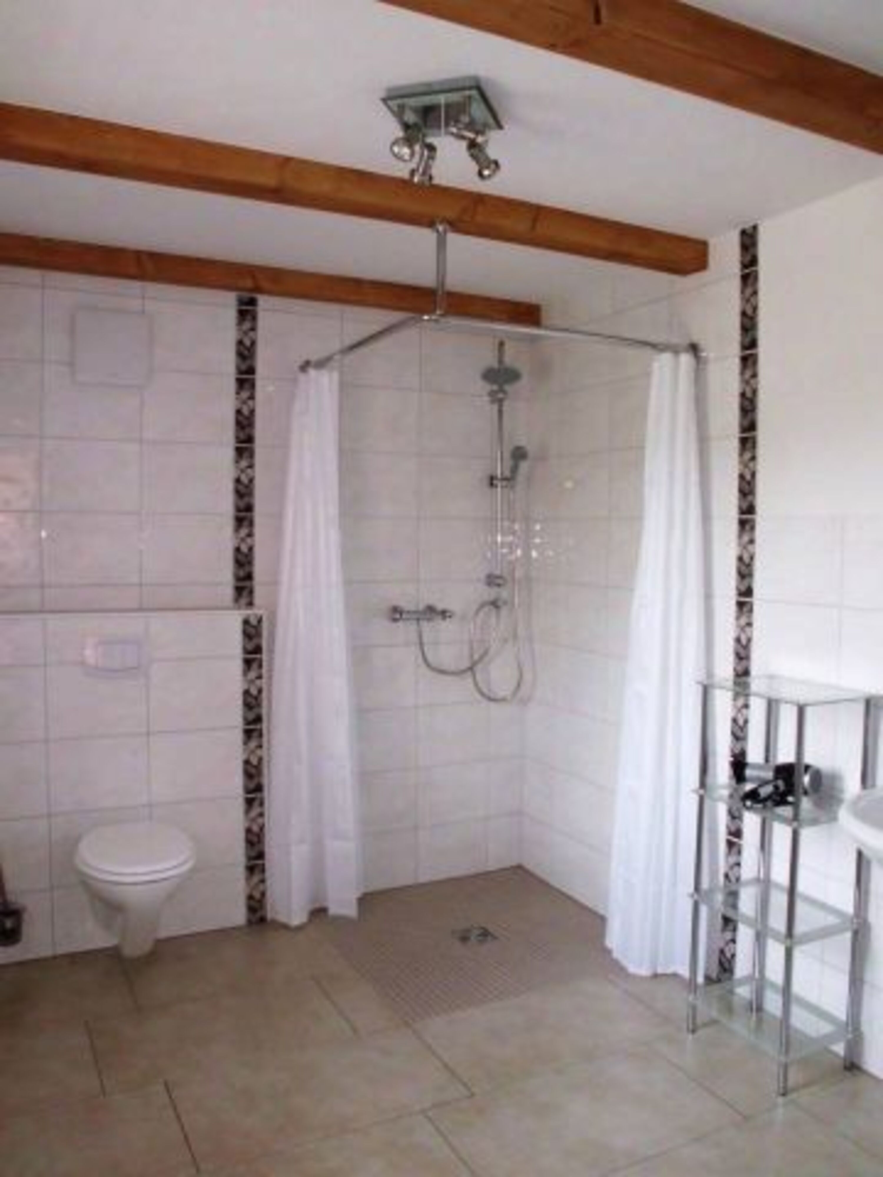 Badezimmer mit Dusche im Erdgeschoss