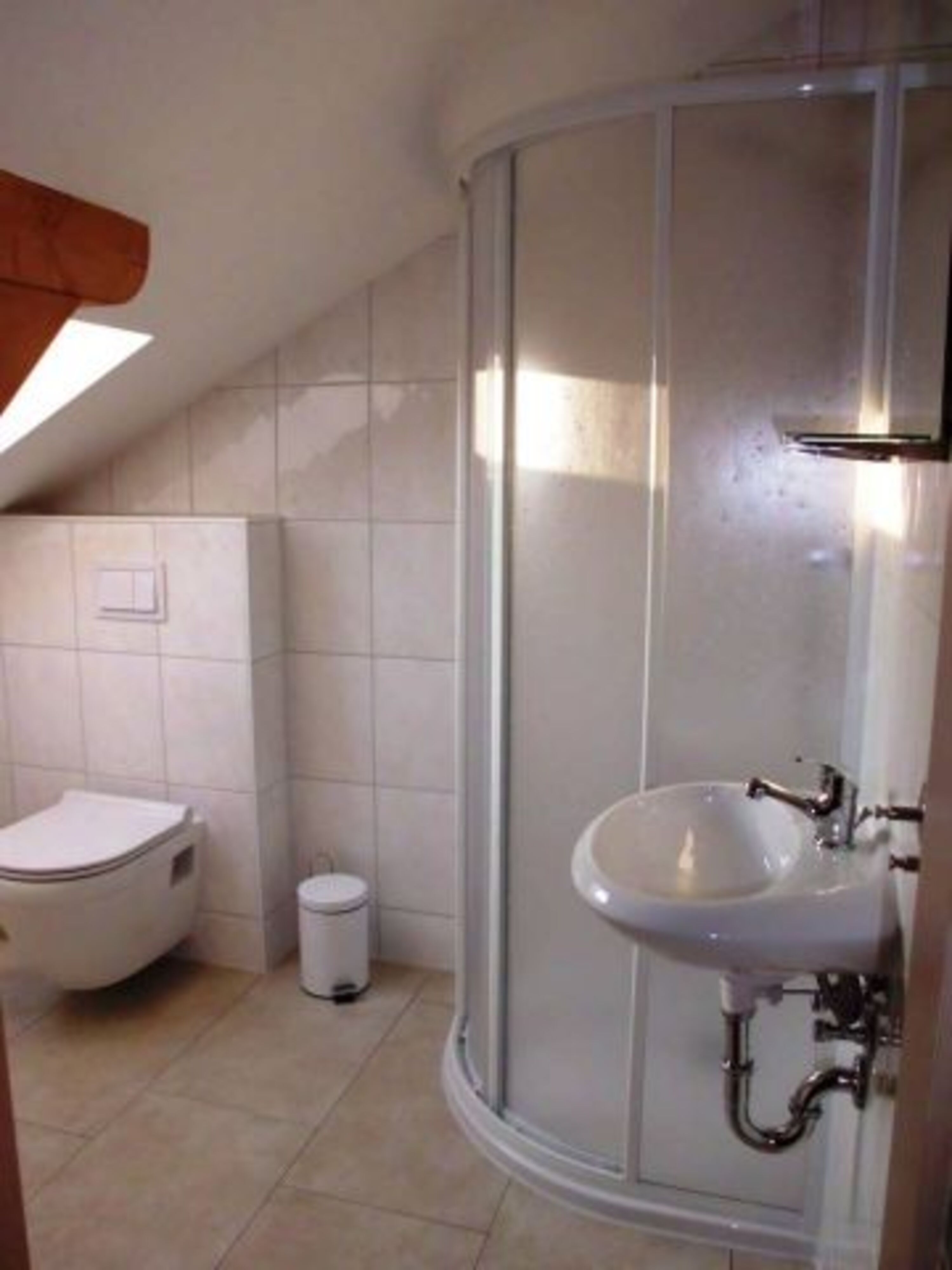 Weiteres Bad mit Dusche im Obergeschoss
