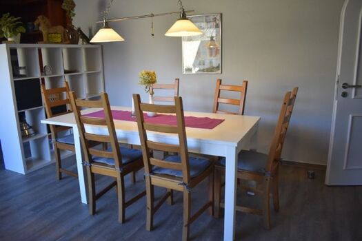 Eßtisch in der Eßdiele, hier finden auch große Familien Platz genug