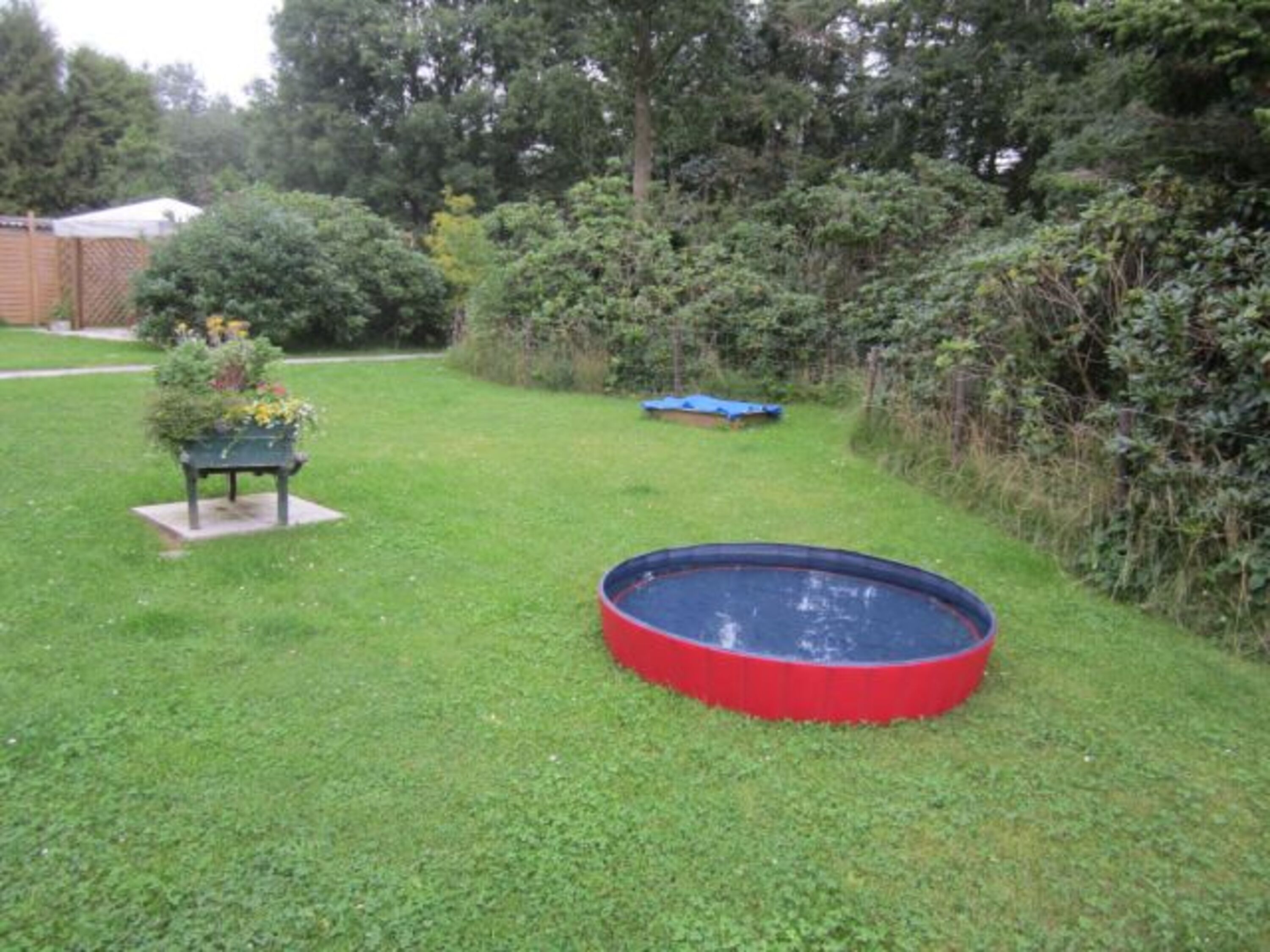 Blick vom Balkon in den Garten mit Doggy-Pool 