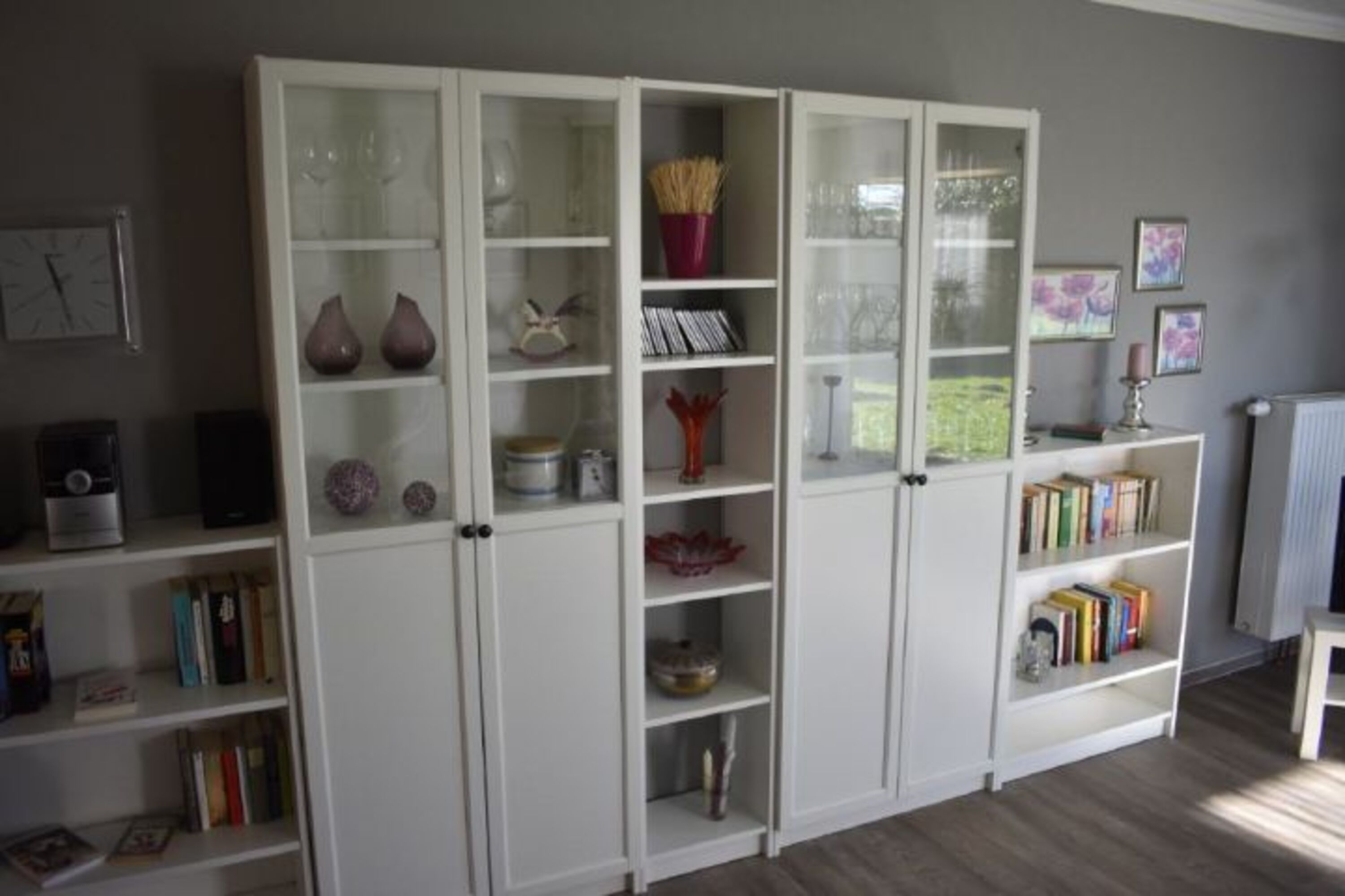 Schrankwand mit Gläser, Musikanlage, Cds und Bücher
