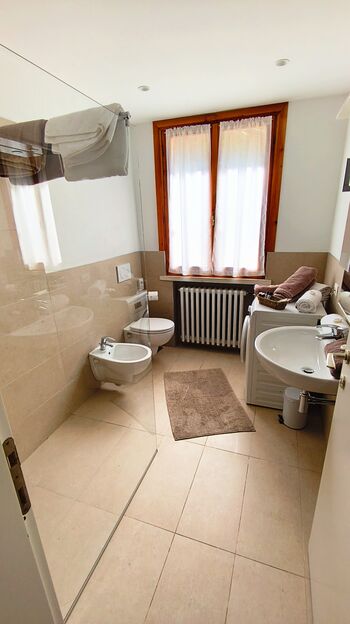 Badezimmer mit DU/WC/BD und Waschmaschine