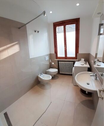 Badezimmer mit DU/WC/BD und Waschmaschine