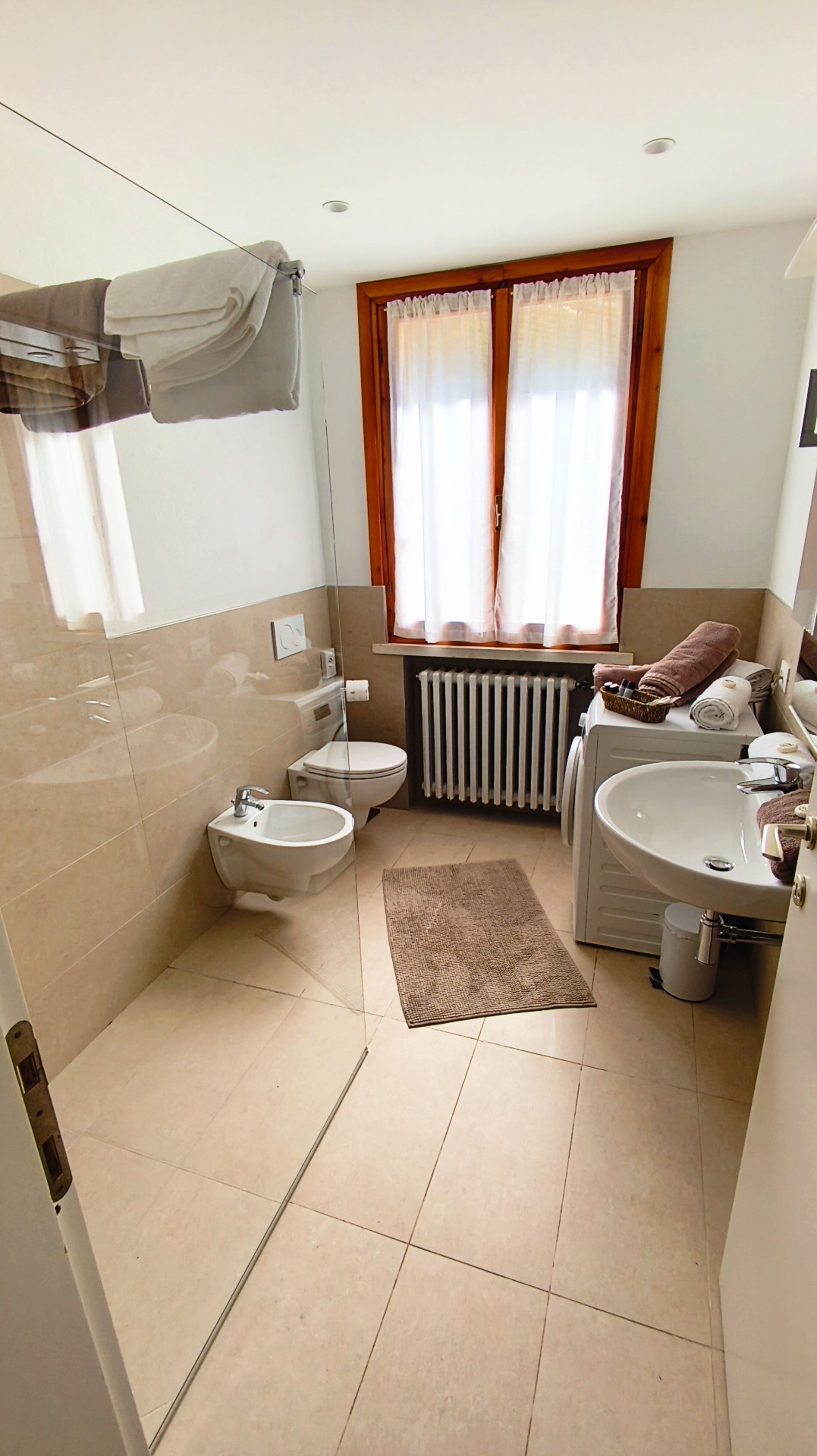 Badezimmer mit DU/WC/BD und Waschmaschine