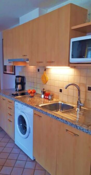 Gut ausgestattete Küchenzeile im Wohnraum