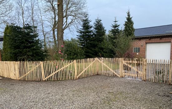 Eingangsbereich vom Parkplatz zu Terrasse und Garten