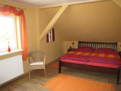 eines der drei gemütlichen Schlafzimmer