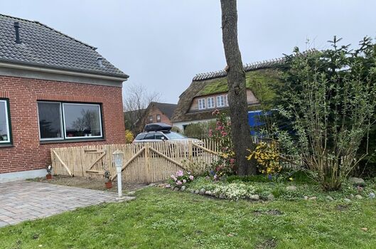 Staketenzaun - Trennung von Garten und Parkplatz