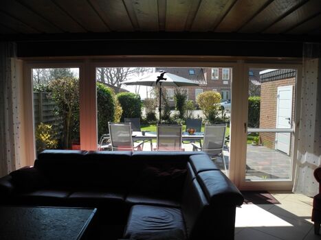 Blick vom Wohnbereich in den Garten