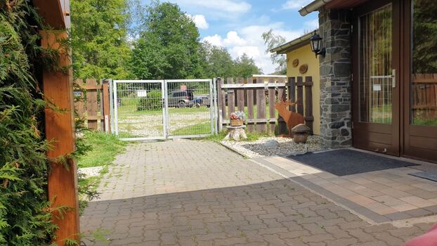 Gartentor zum großen Parkplatz