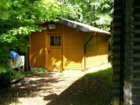 Gerätehaus m. Grill,Liegestühlen,Schlauchboot 