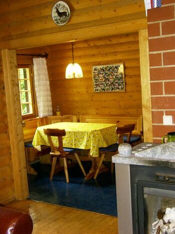 Essecke mit Eckbank und Gartenblick