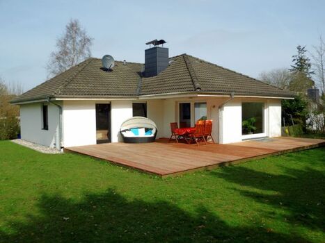Moderner Bungalow mit Sauna und Kamin zwischen See und Meer