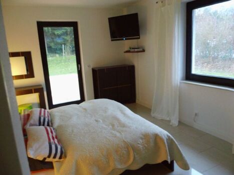 Schlafzimmer mit Fernseher