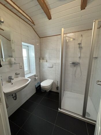 Badezimmer mit Dusche und Fussbodenheizung