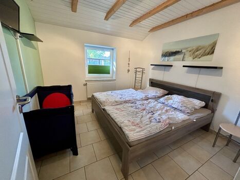 Schlafzimmer mit Kinderreisebett und 2temTV (Bettwäsche optional)