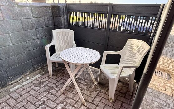 Tisch und Stühle hinter der Abtrennung