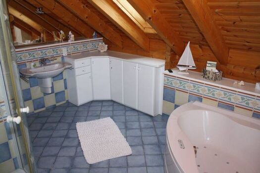 Bad im OG (Dusche, WC, Badewanne mit Whirlpool)