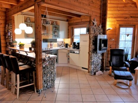 Blick vom Esszimmer auf die offene Küche