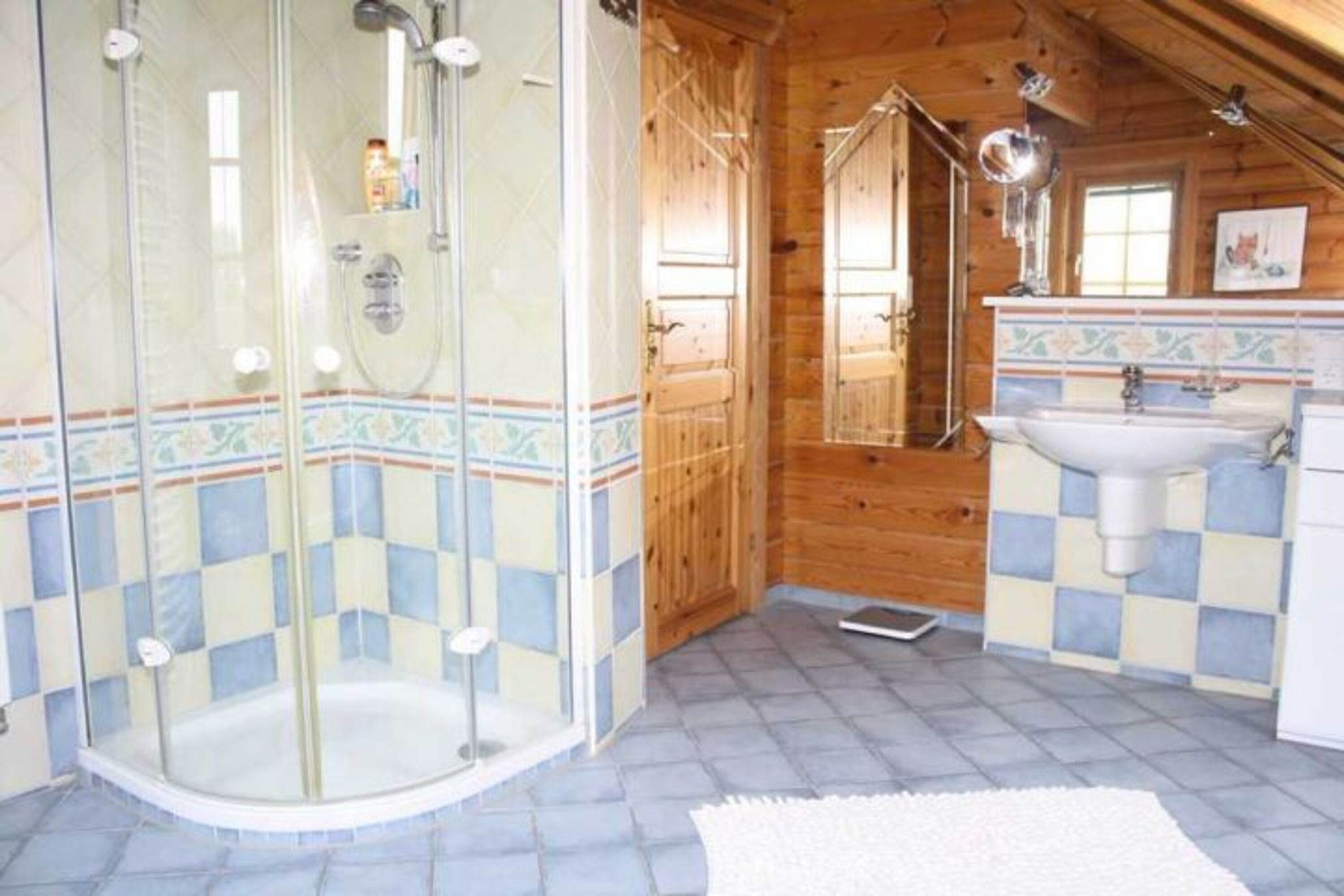 Bad mit Dusche 
