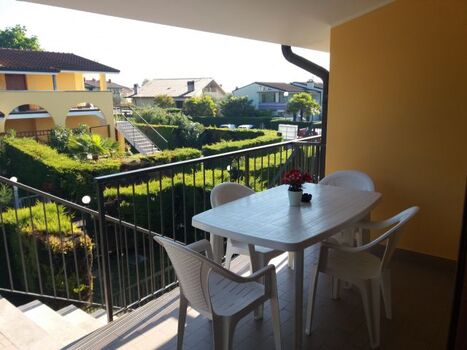 Der Esstisch auf der Hauptterrasse