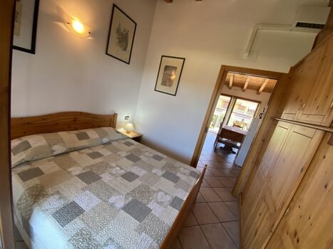 Schlafzimmer mit Doppelbett