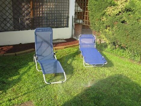 Liegestühle am privaten Gartenbereich