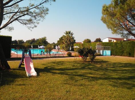 Kinderspielzeuge am Spielplatz