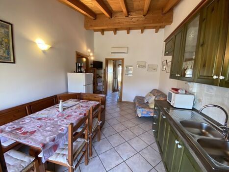 Wohnraum mit Esstisch und Kochnische