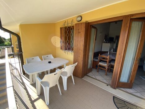 Aussenterrasse mit Esstische