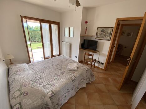 Erstes Schlafzimmer mit Doppelbett