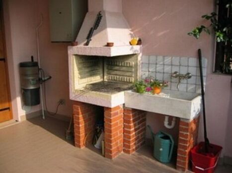 Grillecke neben dem Eingang