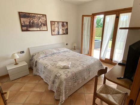 Erstes Schlafzimmer mit Doppelbett