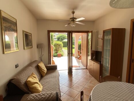 Blick vom Wohnraum auf die Terrasse und den Garten 