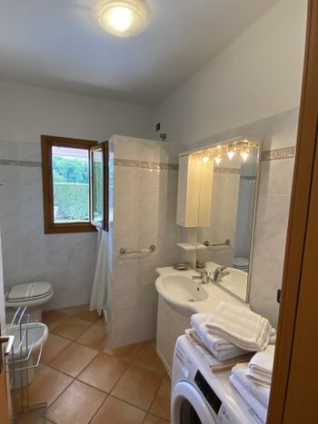 Das Badezimmer mit Dusche, Waschbecken, WC und Bidet