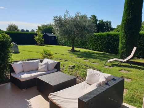 Blick auf Solarium Terrasse und Garten