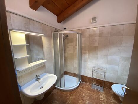 Das Badezimmer im OG