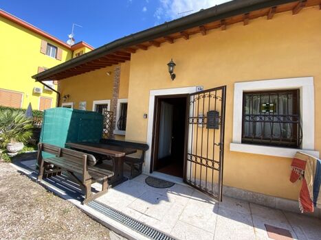 Der Eingang mit der privaten Terrasse