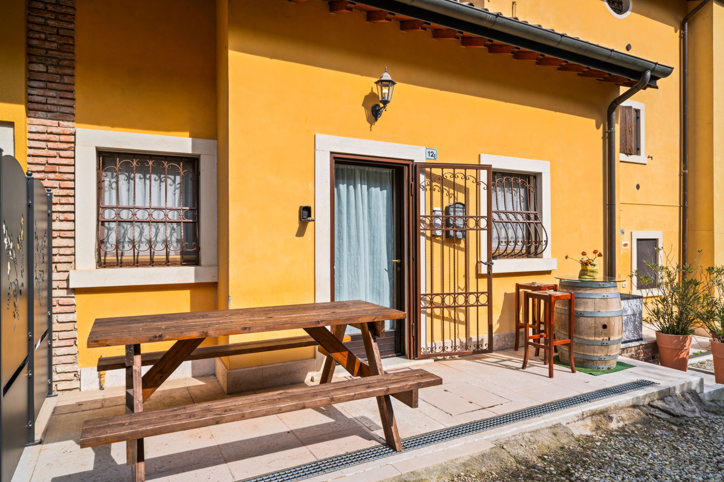 Der Eingang mit der privaten Terrasse