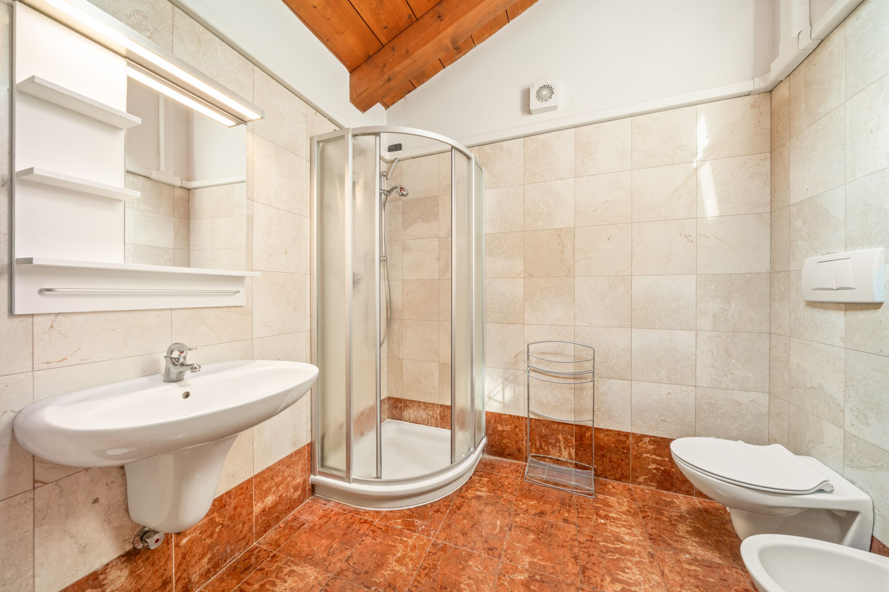 Das Badezimmer im OG